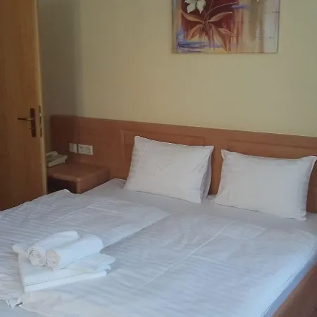 - Vesta Szálloda 3*